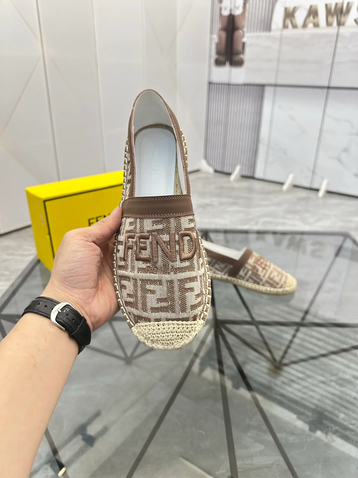 Selling men's shoes 💰: 💰P420¥ Product trademark: Fendi* "Fendi*" low-top fisherman's shoes Regular size: 38-44 (can be customized to 37.45) Product materials: upper imported cowhide stitched with original fabric, sheepskin lining, original outsole. Number: 1023